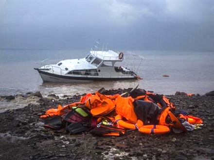 Sedamnaest putnika je spaseno; Foto: AP/Santi Palacios