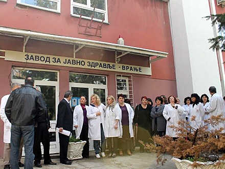 Kolektiv ZZJZ ispred zgrade Zavoda FOTO D. Dimić 