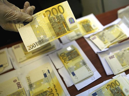 Mobilni platili falsifikovanim novčanicama od 200 evra; Foto: Stoyan Nenov/Reuters