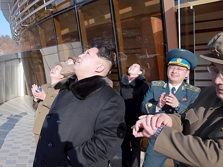 Kim Džong Un sa saradnicima posmatra lansiranje: Foto: KYODO/Reuters