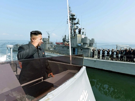 Kim Džong Un pozdravlja svoju mornaricu; Foto: EPA/Rodong Sinmun