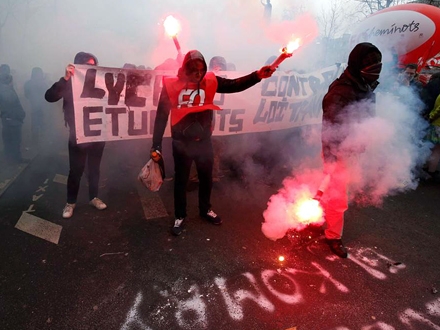 Desetine hiljade ljudi protestovalo u Francuskoj; Foto: Reuters