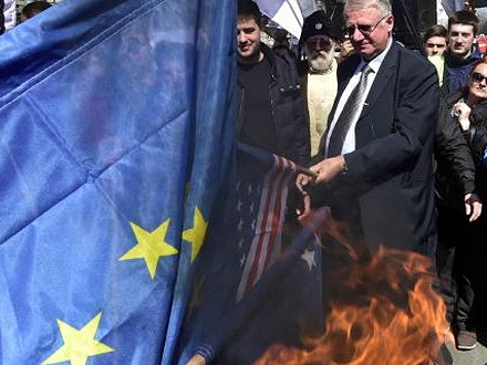 Umesto saslušanja, Šešelj sa pristalicama palio zastave; Foto: Tanjug/Srđan Ilić