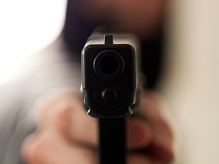 Pretio kasirki pištoljem, pa je pretukao; Foto: ilustracija/iStock