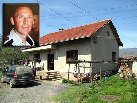 Pavlović i kuća u kojoj je živeo u Neradovcu FOTO D. Ristić 