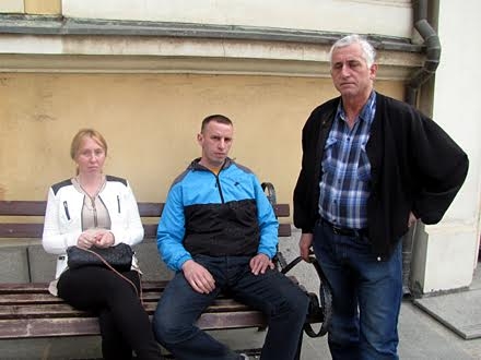 Porodica Marinković ispred Osnovnog suda FOTO: D. Ristić 