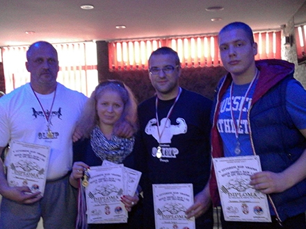Dizači iz Vranja sa osvojenim medaljama. Foto: Klub Olimp