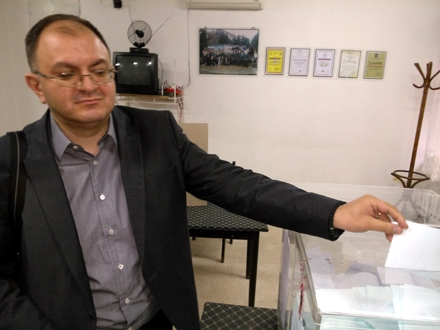Zoran Antić na glasačkom mestu; Foto: M. Zdravković