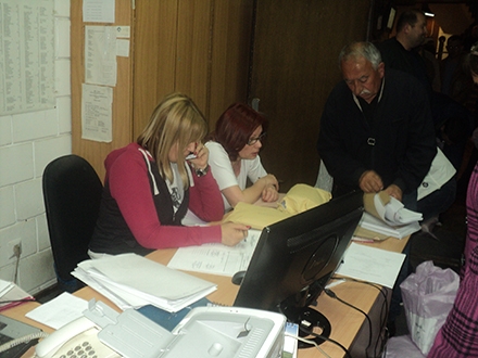 Listići sa biračkih mesta stalno pristižu.Foto:S.Tasić