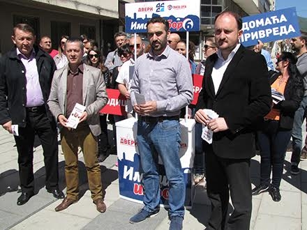 Nezadovoljni izborima. Mihajlović, drugi s desna. Foto: S. Tasić