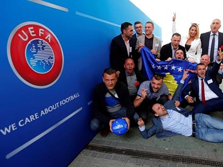 Izveštači sa Kosova proslavljaju odluku UEFE; Foto: Reuters