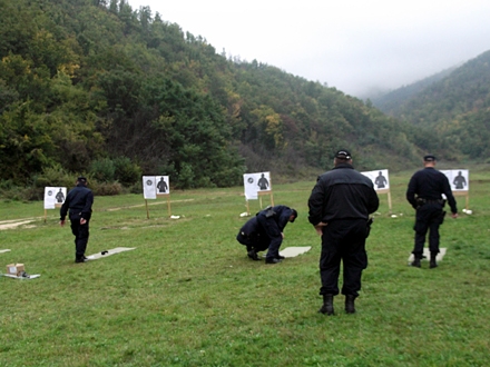 Policajci na strelištu; Foto: PU Vranje