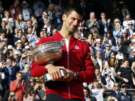 Novak sa najiščekivanijim trofejem; Foto: Reuters 