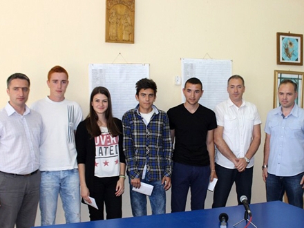 Nagrađeni učenici sa mecenama i profesorima FOTO vranje.org.rs
