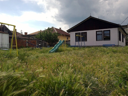 Trava iznad kolena: Igralište u naselju odžinka FOTO D. Ristić/OK Radio 