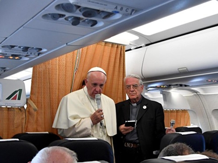Papa govori u avionu na letu iz Jermenije; Foto: EPA