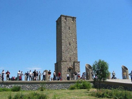 Spomenik na Gazimestanu; Foto: Wikipedia