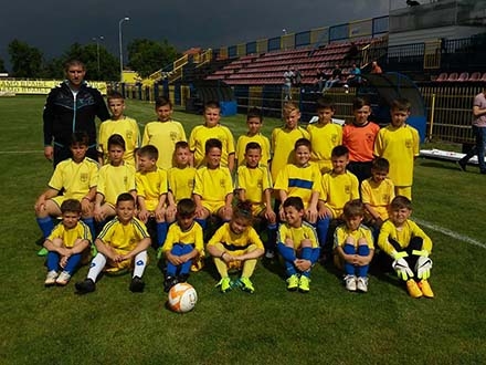 Ristić sa Dinamovim najmlađim fudbalerima. Foto: FB 