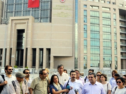 Turski novinari ispred suda pružaju podršku uhapšenim kolegama ; Foto: AP