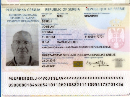 Slika diplomatskog pasoša Vojislava Šešelja na Tviteru; Foto: Twitter