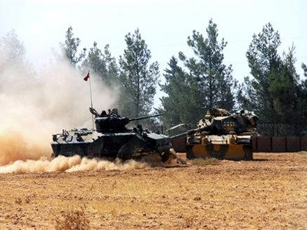 Desetine turskih tenkova ušle na teritoriju Sirije; Foto: IHA/AP