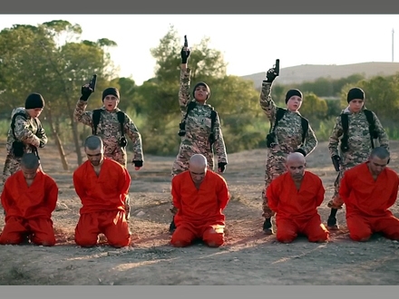 Dečaci se spremaju za egzekuciju zarobljenih kurdskih boraca; Foto: Daily Mail