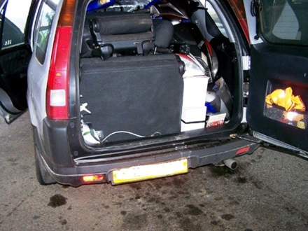 Pokušao dva skutera da sakrije u autu; FOTO: Uprava carina