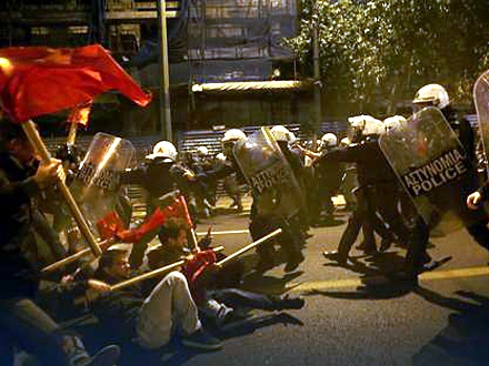 Sukob demonstranata i policije; FOTO: Reuters