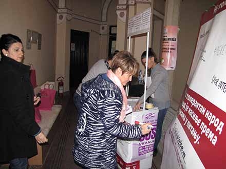 Prikupljanje potpisa za Dan sećanja na ubijene žene žrtve nasilja. Foto: S.Tasić/ OK Radio