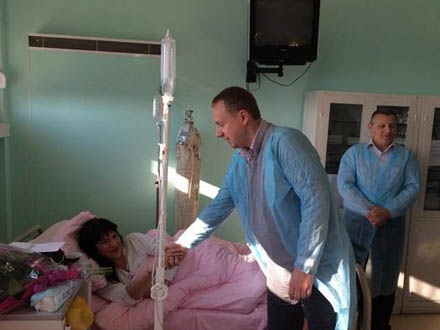 Stajić dodiruje porodilju u vranjskom ZC-u, dok Stanković stoji sa strane FOTO vranje.org.rs 