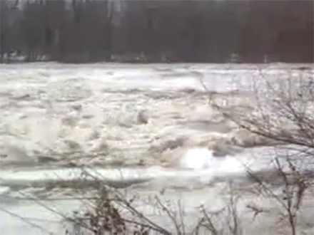 Sante leda plutaju po sredini reke; FOTO: YouTube printscreen