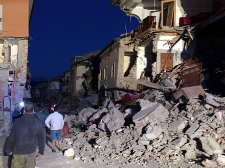Italijani se dobro sećaju prošlogodišnjih potresa; FOTO: Twitter
