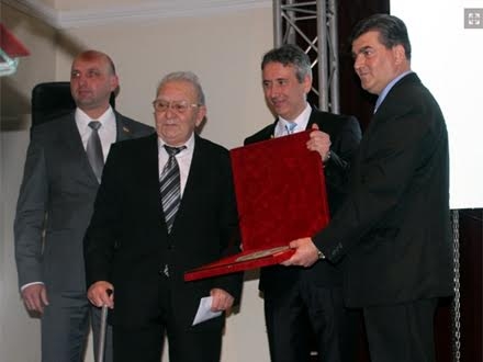 Deo dobitnika sa gradonačelnikom Milenkovićem FOTO vranje.org.rs 