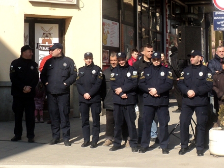 Komunalni policajci rešavaju bašte kafića u gradu FOTO: S. Tasić/OK Radio