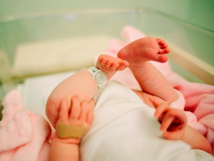 Beba operisana, nema povrede vitalnih organa FOTO: Getty Images