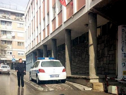Amaterski snimak bahatog parkiranja poicije u Vranju 