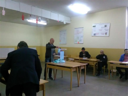 Glasanje na jednom od biračkih mesta u Vranju. Foto: OK Radio