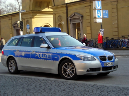 Austrijska policija budno pazi na pristojnost FOTO: APA