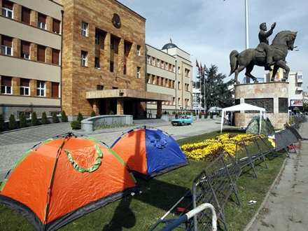 Šatori još uvek pred Sobranjem FOTO: AP/Boris Grdanoski