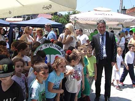 Milenković sa decom u centru FOTO OK Radio 