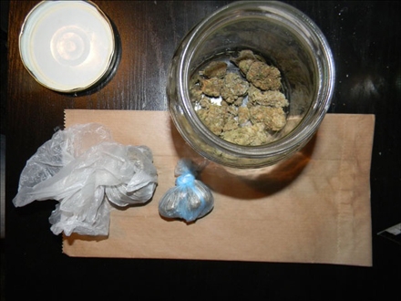 Pronađeni marihuana, MDMA, metadon, vagica i oružje FOTO: MUP