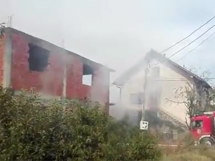Pokušao da spreči vatrogasce da ugase požar FOTO: YouTube printscreen