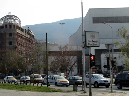 Veće obezbeđenje ambasade Srbije u Skoplju nakon povlačenja osoblja FOTO: OK Radio
