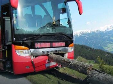 Vozač izgubio svest, autobus nastavio prema provaliji FOTO: Policija