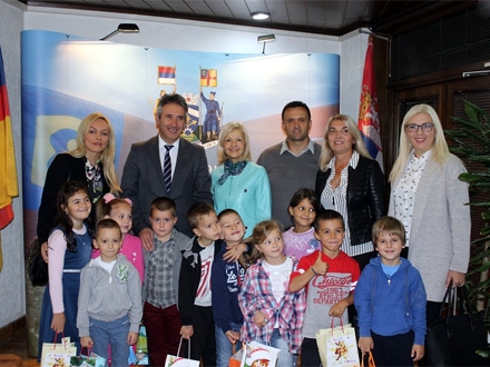 Mališani dobili prigodne poklone FOTO: vranje.org.rs