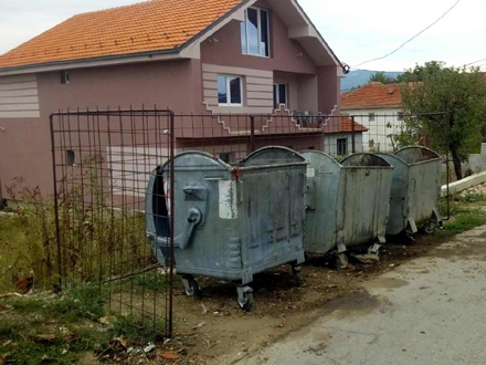 Sporni kontejneri u Zlatokopu FOTO: JP 