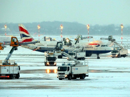 Aerodrom Hitrou u snegu i ledu FOTO: Getty Images
