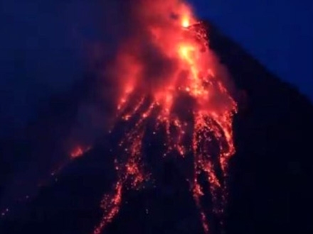 Zona opasnosti osam kilometara oko vulkana FOTO: Twitter/printscreen