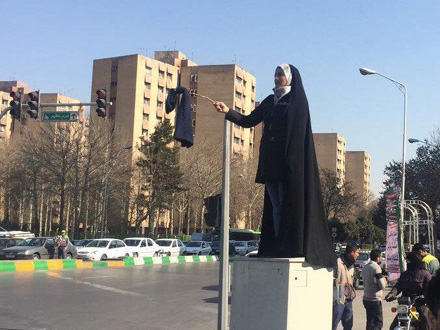 Starica u Iranu prkosno maše hidžabom kao zastavom FOTO: Tweeter