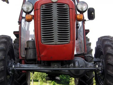 Vozač traktora upuće na lečenje u Niš FOTO: Picsbox